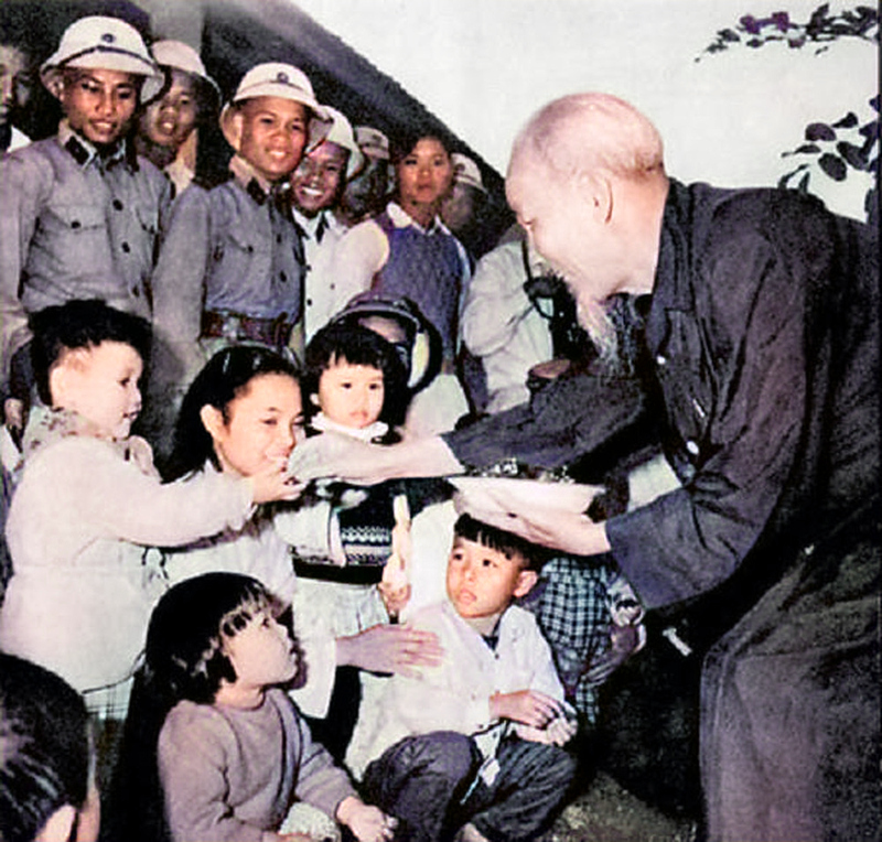 Bác Hồ thăm trường mẫu giáo Mầm non tỉnh Thanh Hoá, ngày 10 tháng 12 năm 1961