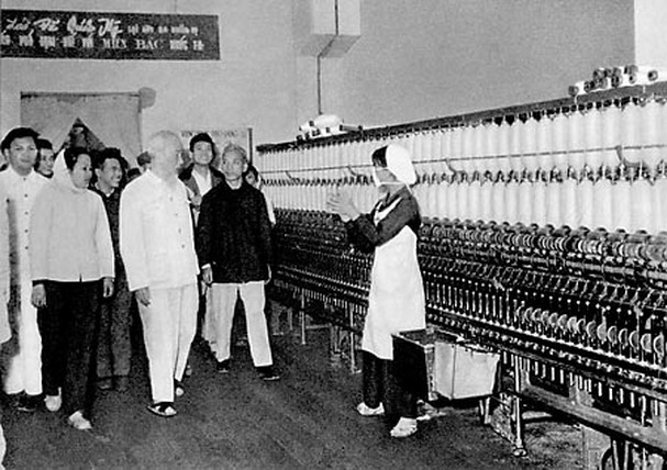 Chủ tịch Hồ Chí Minh thăm Nhà máy dệt 8-3 (1965)
