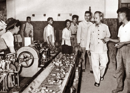 Chủ tịch Hồ Chí Minh thăm nhà máy diêm Thống Nhất trong những ngày đầu khôi phục kinh tế (1956)