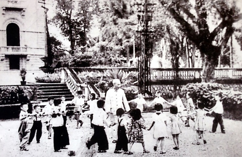 Hình ảnh Bác Hồ với thiếu nhi