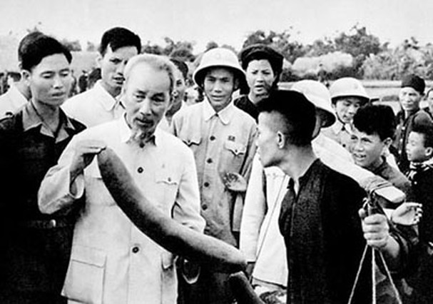 Nông dân xã ái Quốc (Hải Hưng) báo cáo kết quả sản xuất với Chủ tịch Hồ Chí Minh (1958)