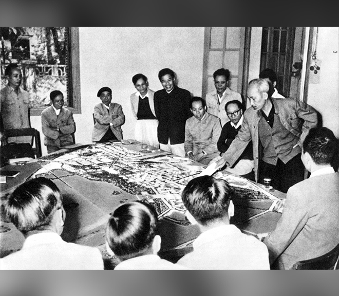 Xem hình mẫu xây dựng Thủ đô Hà Nội, Chủ tịch Hồ Chí Minh dặn dò về vấn đề nhà ở của nhân dân lao động (1959)