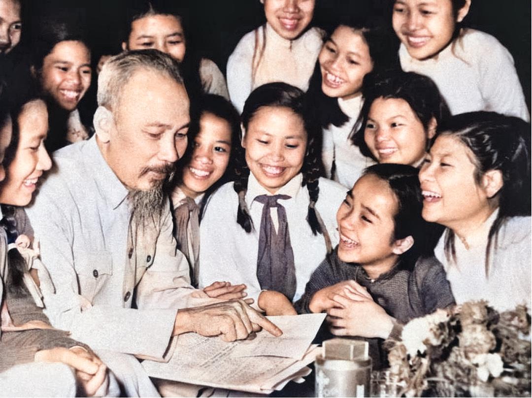 Đại biểu học sinh trường trung học Trưng Vương (Hà Nội) đến chúc thọ Chủ tịch Hồ Chí Minh (tháng 5 nǎm1956)