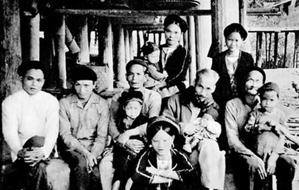 Ở Việt Bắc, Bác Hồ thường đến thăm gia đình đồng bào các dân tộc