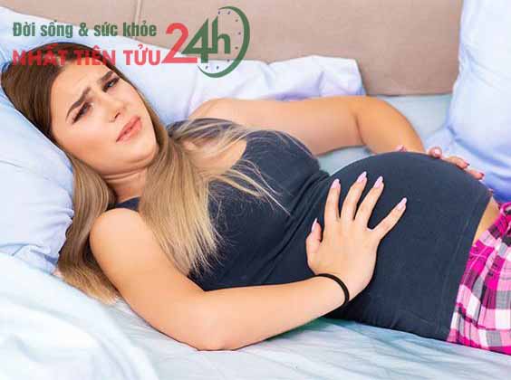 Nằm ngửa gây ra ảnh hưởng gì đối với sức khỏe của sản phụ và thai nhi