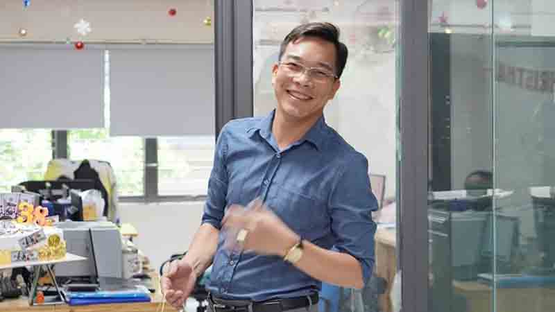 CEO Đặng Quốc Chinh – Lãnh Đạo Bằng Trái Tim, Kiến Tạo Niềm Tin 8 CEO-Robert-Chinh-trong-khoảnh-khắc-đời-thường-tại-văn-phòng-Yên-Phát